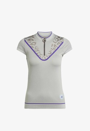 Camisa de manga corta color gris claro con cuello y ribete morados, con cremallera en el cuello y un estampado de leopardo en la parte delantera.