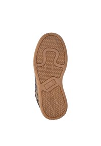 Zool van een bruine schoen met een gestructureerd rubberen loopvlak met zeshoekige, rechthoekige en rasterpatronen voor grip.