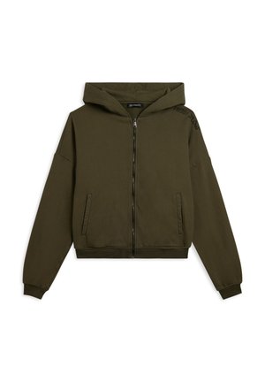 Sudadera con capucha verde oliva con cremallera, hecha de tela suave; cuenta con un bolsillo tipo canguro, puños acanalados y capucha con cordón. Logotipo de la marca en el hombro.