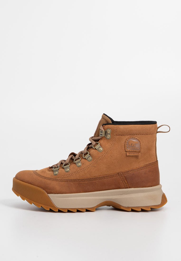 Braune Leder-Stiefeletten mit einer strukturierten Oberfläche, runder Spitze, Metallösen und einer Gummi-Sohle mit tiefen Profilen für besseren Halt.