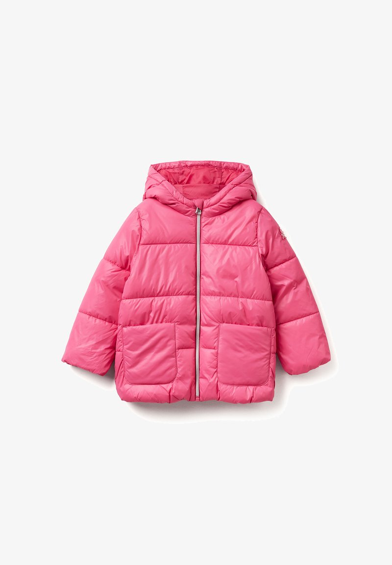 Giacca puffer rosa con cappuccio, forma quadrata, due tasche frontali e zip totale. Texture liscia e lucida con cuciture orizzontali.