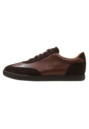 Herrens Low-Top-Sneaker aus dunkelbraunem Leder und Wildleder mit Schnürverschluss und dezentem eingeprägtem Logo an der Seite.