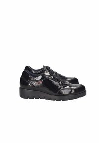 Zapatos de charol negro con punta redonda, diseño de cordones y suela de plataforma gruesa. Presentan un sutil logotipo rojo en el costado.