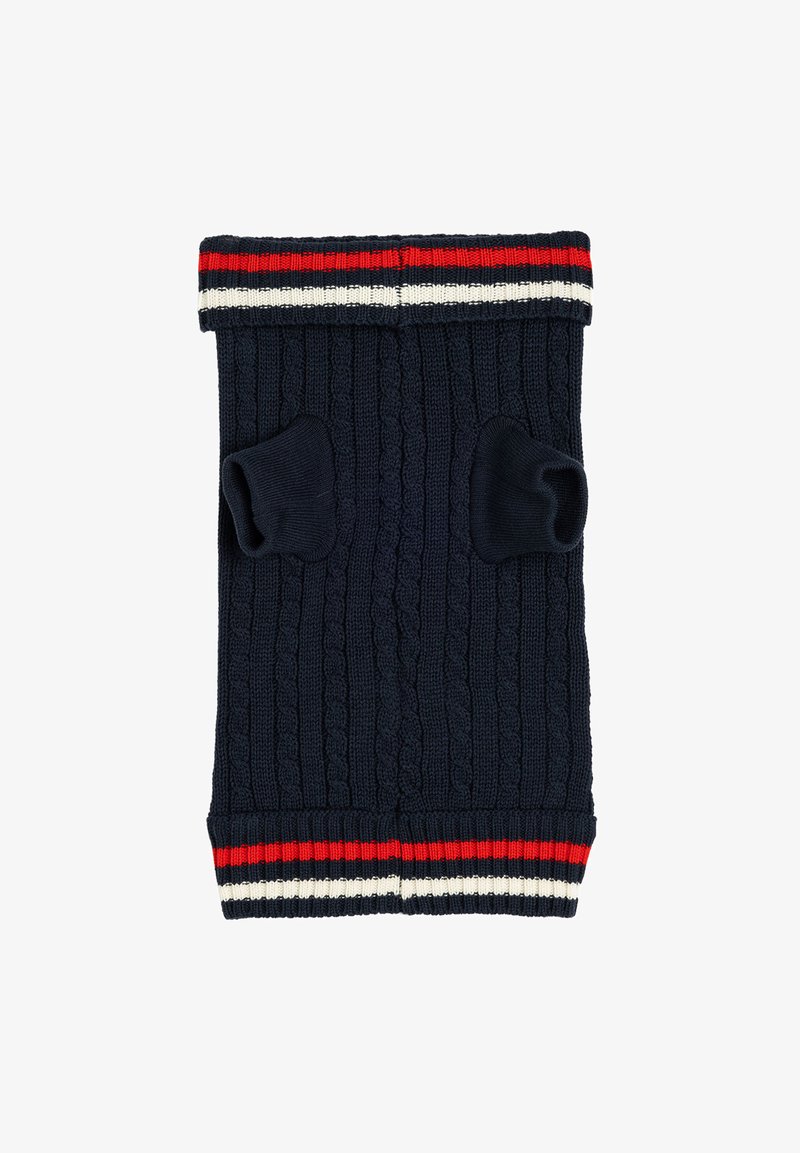 Marinblauwe gebreide beenwarmers met kabelpatroon, voorzien van een rood-witte gestreepte band aan de bovenkant en openingen voor de voeten.