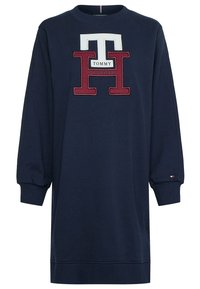 Námorně modré šaty s dlouhými rukávy a pulovrem, se spodními ribovými manžetami a lemem. Klasický kulatý výstřih. Vybaveny velkým vyšívaným logem v červené a bílé barvě.