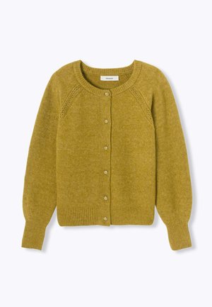 Cardigan jaune moutarde en tissu tricoté texturé. Il possède un col rond, une fermeture à boutons et des poignets et un ourlet côtelés.
