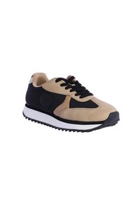 Zapatilla con un diseño en beige y negro, con una parte superior texturizada, puntera redonda, cierre con cordones y una suela intermedia gruesa blanca con una suela de goma.