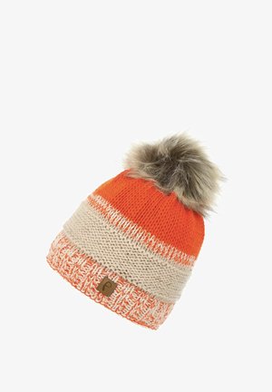 Strickmütze in Orange und Beige mit einem Fellpompon oben. Sie hat ein strukturiertes Muster und ein logopatch am Rand.