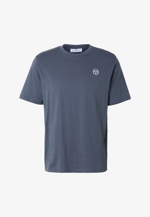 T-shirt semplice grigio scuro a maniche corte con scollo a girocollo e piccolo logo bianco circolare sul petto sinistro.