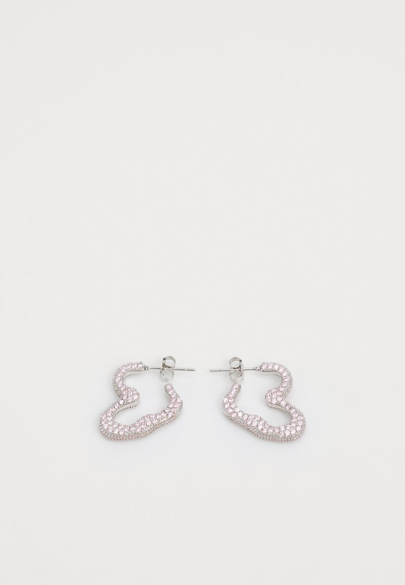 Brincos de strass rosa em forma de cobra, com um fecho metálico. Apresentam uma superfície texturizada com detalhes brilhantes por toda a parte.