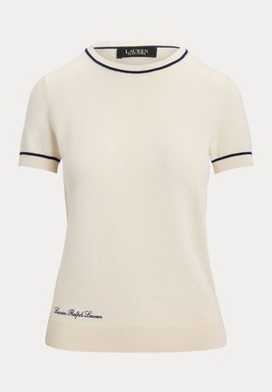 Κρεμ πουλόβερ με κοντά μανίκια και μπλε σκούρες λεπτομέρειες στο γιακά και τις μανσέτες, εφαρμοστή γραμμή και μικρή κεντητή επιγραφή "Lauren Ralph Lauren" στο τελείωμα.