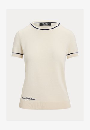 Κρεμ πουλόβερ με κοντά μανίκια και μπλε σκούρες λεπτομέρειες στο γιακά και τις μανσέτες, εφαρμοστή γραμμή και μικρή κεντητή επιγραφή "Lauren Ralph Lauren" στο τελείωμα.