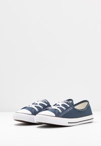 Converse CHUCK TAYLOR ALL STAR BALLET LACE - Παπούτσια χωρίς κορδόνια - navy/white/black