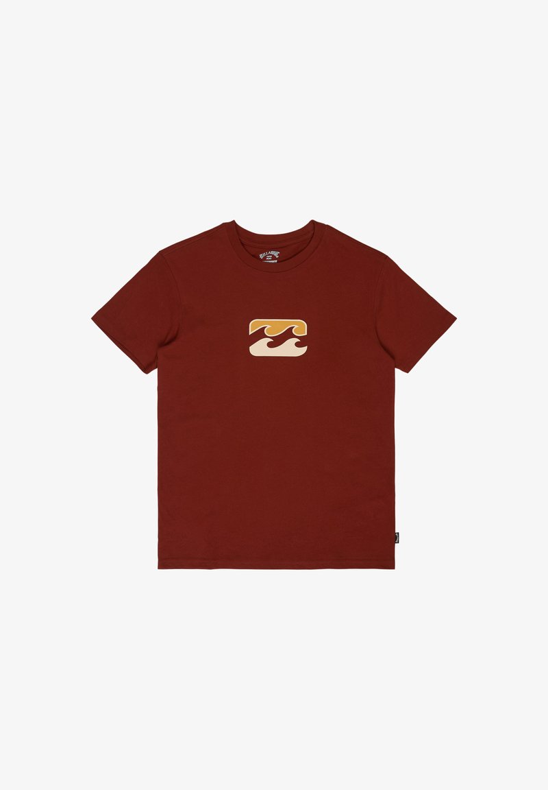 T-shirt bordeaux à manches courtes avec col rond, présentant un petit motif de vague bicolore beige et moutarde au centre de la poitrine.