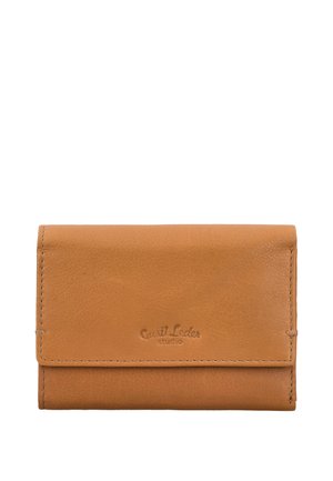 Hellbraune Lederbrieftasche mit genähten Kanten und "Gusti Leder studio" Prägung auf der Vorderklappe, zusammengefaltet vor weißem Hintergrund.