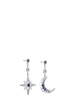 Silberne Tropfenohrringe mit himmlischen Motiven: ein Stern und ein Halbmond, beide mit blauen und klaren Edelsteinen besetzt.