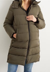 Æggegrøn dunjakke med lynlås foran, foret, vandret syning, to sidelommer og en aftagelig hætte.