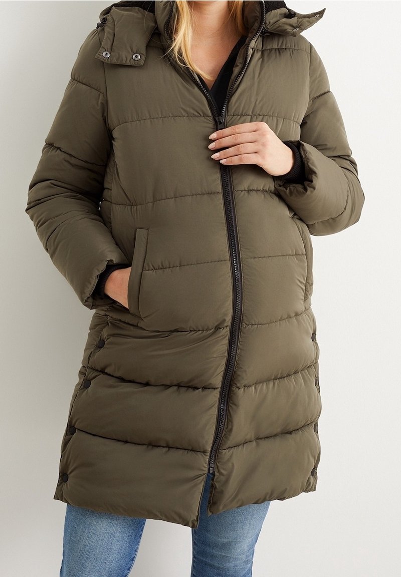 Æggegrøn dunjakke med lynlås foran, foret, vandret syning, to sidelommer og en aftagelig hætte.