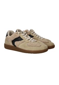 Beige suède sneakers met een getextureerde wolachtige bovenkant, zwart leren accenten en crèmekleurige veters. Rubberen zool met een getextureerde grip.