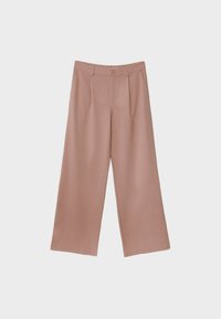 Pantalon beige à jambes larges avec plis sur le devant, poches latérales, passants de ceinture et fermeture bouton sur fond uni.