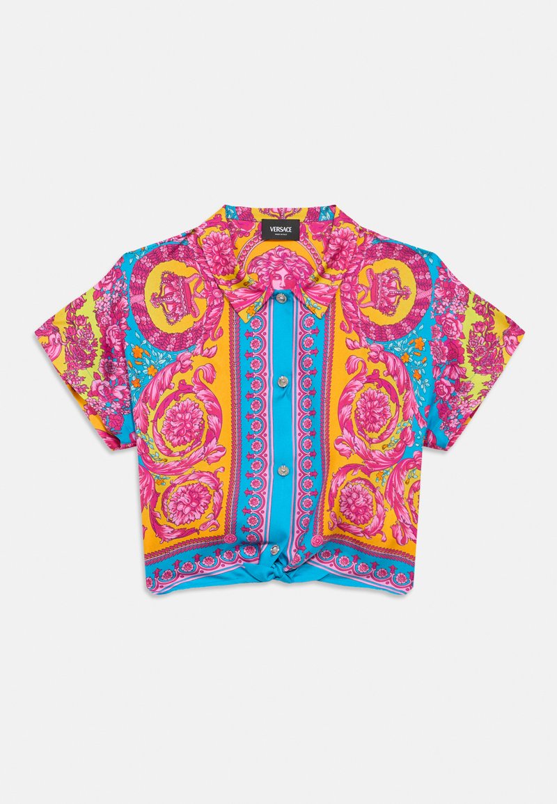 Bluza Versace s kratkim rukavima u svijetlo ružičastim, žutim i plavim cvjetnim i baroknim uzorcima, s kopčanjem sprijeda i ovratnikom.