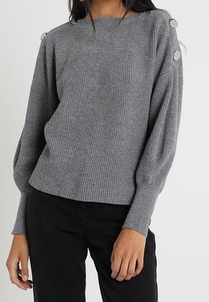 Pull en maille côtelée gris avec un large col et des boutons argentés décoratifs sur les épaules. Présente des manches volumineuses et une coupe décontractée.