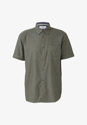 Chemise à manches courtes, boutonnée, en tissu vert foncé. Elle dispose d'un col pointu, d'une poche sur la poitrine et de coutures contrastantes claires.