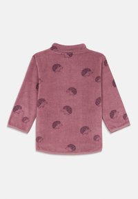 Fleece-Pullover in sanftem Pink mit hohem Kragen und Dreiviertelärmeln. Mit einem Muster aus dunklen Igel-Silhouetten über das gesamte Stück.