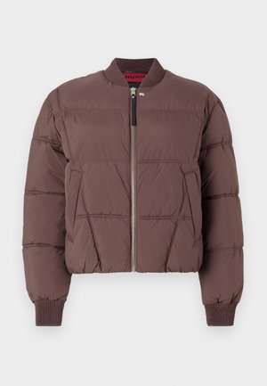 Braune cropped Pufferjacke mit Reißverschluss vorne, geripptem Kragen und strukturierten Einsätzen. Verfügt über elastische Bündchen und seitliche Taschen.