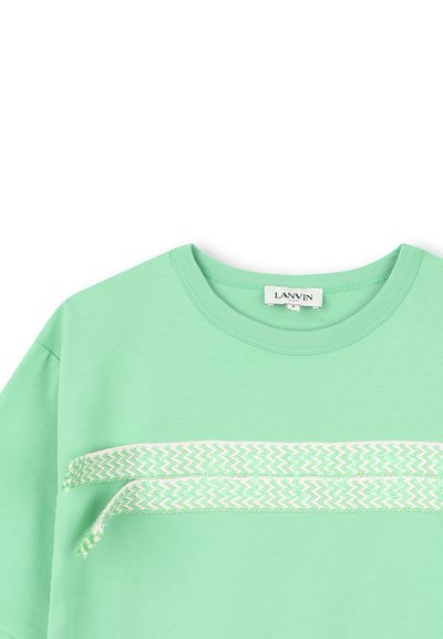 T-shirt en coton vert menthe avec un col rond, présentant un motif zigzag brodé blanc sur la poitrine et le texte "LANVIN".