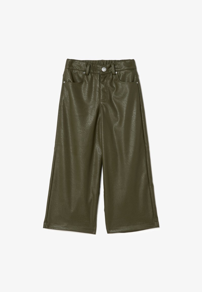 Pantaloni a gamba larga in ecopelle verde con una finitura lucida e testurizzata, dotati di chiusura con bottone e quattro tasche.