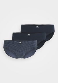 Drie paar donkerblauwe slips gemaakt van zachte katoen. Eén paar heeft een houndstooth patroon, terwijl de andere effen van kleur zijn.
