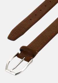 Hnedý zamskový remienok na hodinky s textúrovaným povrchom, vybavený striebornou kovovou prackou a viacerými otvormi na nastavenie veľkosti.