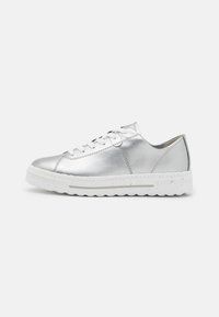 Sølvmetallic sneakers med en glat læderoverdel, hvid tekstureret gummisål og klassisk snørebåndsdesign. Sideindsats i sølv.
