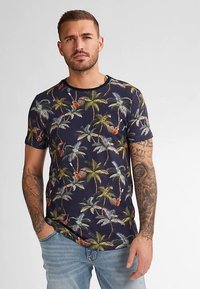 Lyhythihainen T-paita, jossa on tummansininen tausta ja palmupuu- sekä kitaraprintti. Valmistettu pehmeästä kankaasta, siinä on pyöreä pääntie.