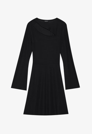 Maksimeeri must pikkade varrukatega kleit, millel on istuv kehaosa, laienev seelik ja ebatasane kaeluse lõige. Valmistatud ribakujulisest kangast.