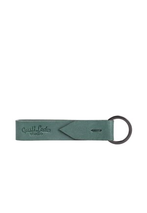 Grünes Leder-Schlüsselband mit schwarzem Metallring und geprägtem "Gusti Leder studio"-Logo auf weißem Hintergrund.