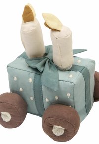 Minkštas žaislinis automobilis iš mėlynos medžiagos su taškeliais, rudi ratai ir smėliniai ausys. Ant viršaus yra rišta juostelė. Apvalios formos su siuvinėtais akcentais.