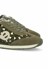 Sneakers verdi con un design a stampa leopardata in accenti neri e dorati. Materiali in suede e tessuto con una suola intermedia bianca e suola esterna in gomma.