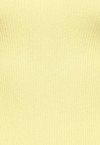 Geribbelde stof in zacht citroengeel, met een gladde textuur en verticale lijnen. Geen extra patronen of metalen onderdelen aanwezig.