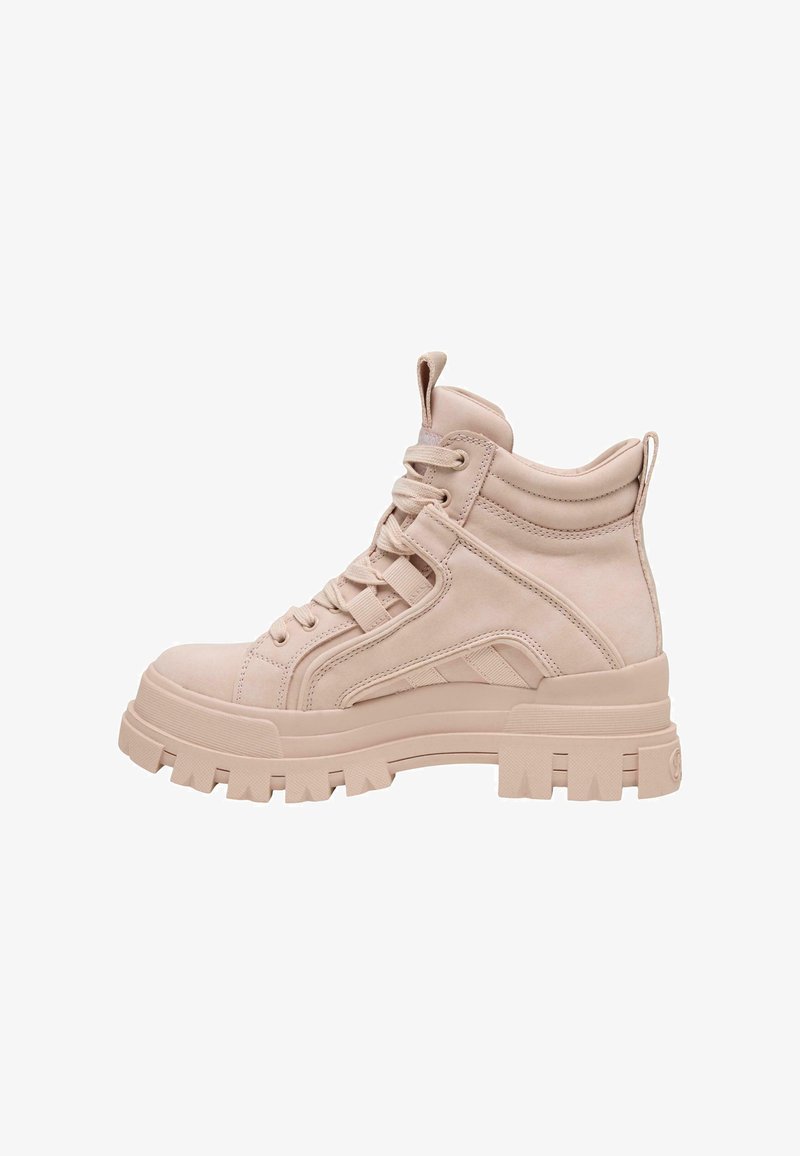 Stivaletto beige con allacciatura alta, suola spessa con carrarmato, colletto imbottito alla caviglia e linguette sul davanti e sul tallone per facilitare la calzata.