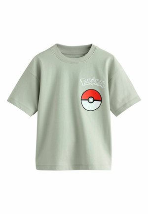 Helles grünes T-Shirt mit kurzen Ärmeln aus Baumwolle, das ein Pokémon-Logo und ein Poké Ball-Grafik im linken Brustbereich zeigt.