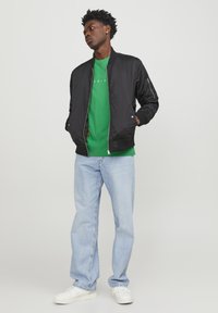 Jack & Jones ESTAR SS NOOS - Camiseta estampada - green bee