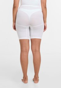Shorts modelatoare din material alb, cu talie înaltă, design ajustat, textură fină și siluetă cu picioare scurte. Fără cusături vizibile.