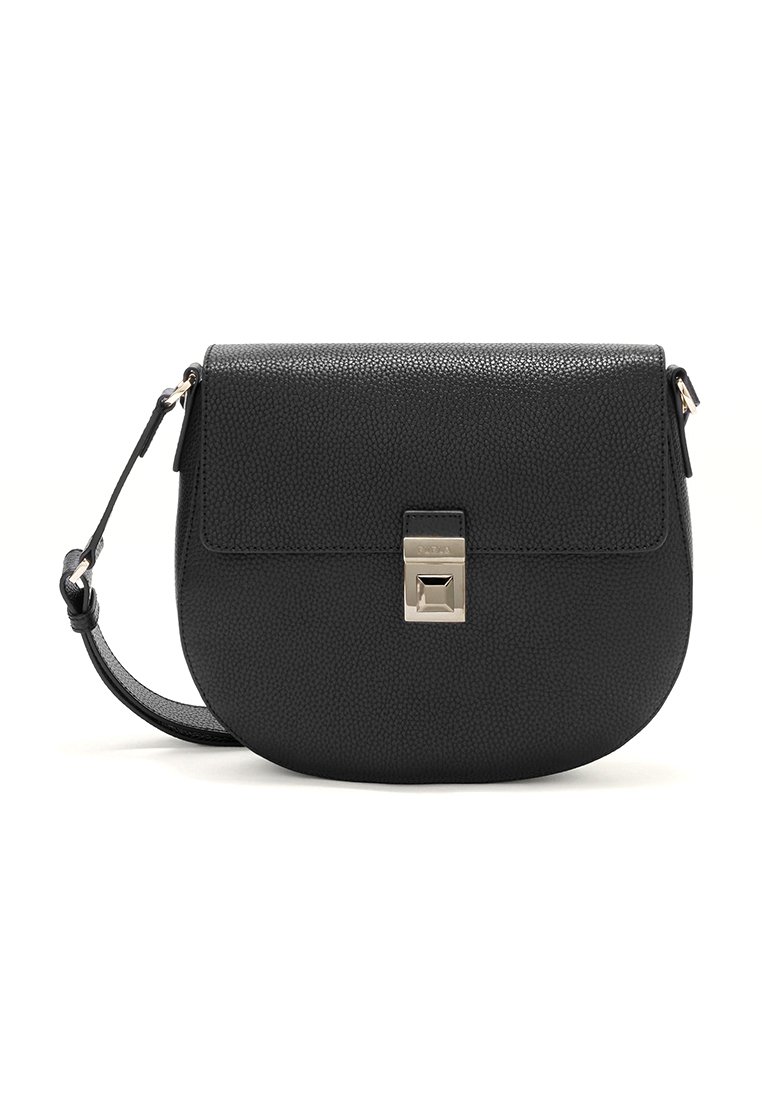 Bolso cruzado de cuero negro con acabado texturizado, cierre con solapa, candado cuadrado plateado y correa de hombro ajustable.