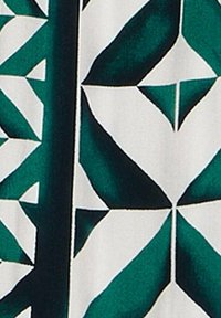 Gemusterter Stoff mit grünen geometrischen Formen auf weißem Hintergrund, mit glatter Textur und modernem Design.