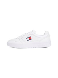 Sneakers sintéticos brancos com pontas arredondadas, sola plana e design com atacadores. Apresenta um pequeno logótipo da Tommy Jeans na lateral.