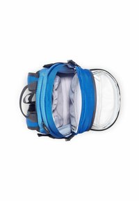 Mochila azul con detalles grises, aberturas con cremallera y múltiples compartimentos, que incluye un bolsillo de malla y un forro interior suave.