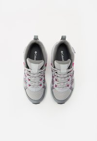 Scarpe da ginnastica grigie con tomaia in rete, dettagli rosa, lacci grigi e suole testurizzate. Presentano il logo sulla soletta e un'etichetta sul tallone.