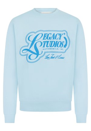 Hellblauer Sweatshirt mit Rundhalsausschnitt und blauem "Legacy Studios Automobile, Inc."-Logo sowie dem kursiven Text "Live Fast & Cruise" auf der Vorderseite.